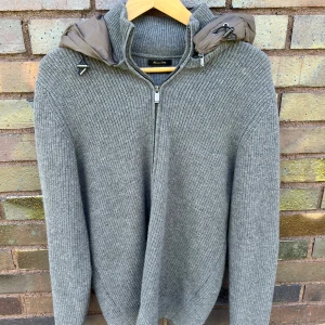 Grå stickad cardigan Massimo Dutti - Sällsynt Massimo Dutti cardigan i mycket bra skick. Inge tecken på använding endast lite nopprig som alla dessa cardigans.  