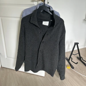 Stickad cardigan  - Stickad cardigan storlek M
