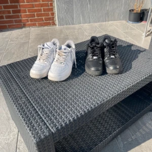 Air force 1 black/white - 2 par feta air forces 1 black/white snygga båda på sommaren och vintern. Båda har storlek 43  Air force 1 white: 600 kr Air force 1 black 800 kr Både för 1200 kr