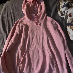 Rosa Nike Hoodie - En ljuseosa hoodie från Nike. Storlek: M