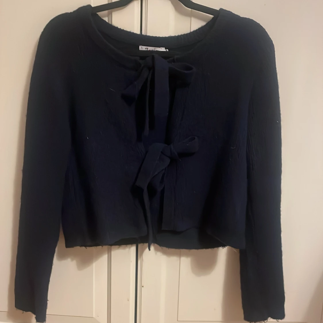 Mörkblå kofta med knyt fram