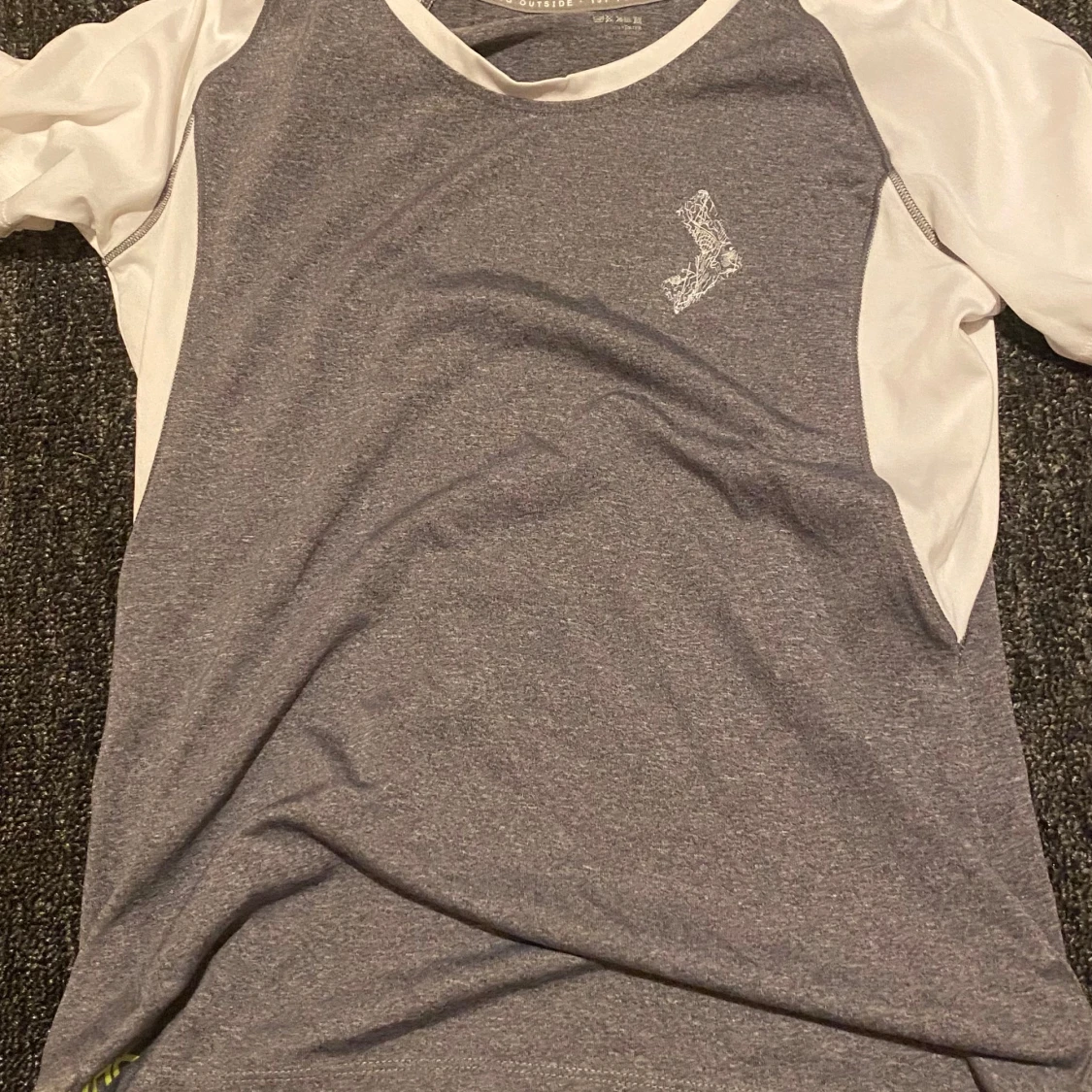 Grå och vit sportig t-shirt