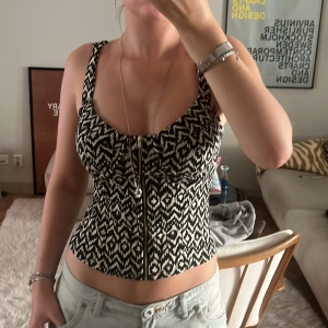 💕Sommar-topp💕 - Säljer min ursnygga mönstrade topp med dragkedja framtill då den tyvärr inte längre kommer till användning. Stretchigt material och i fint skick