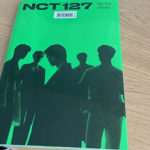 NCT 127 The 3rd Album Sticker - Färgstark fotobok och CD med K-popgruppen NCT 127:s tredje album 'Sticker'. Perfekt för fans som vill ha exklusiva bilder, cool design och samlarvärde. En riktig must-have för dig som älskar musik, stil och popkultur! Den är köpt från bengans i Stockholm, inte riktigt använd, bara kollat igenom några få gånger. Kommer med jaehyun pc.