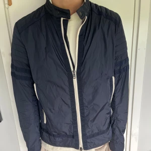 Moncler windbreaker  - Säljer denna feta moncler vindbreaker jackan i bra skick. Nypris ligger runt 8-10 tusens säljer för 1999kr storlek 3 