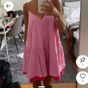 Söker - Söker denna rosa klänningen från Cos. Helst i storlek xs-m. Hör av dig om du säljer eller vet någon som säljer😊💕