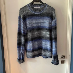 Randig stickad tröja Acne Studios - Tja, säljer denna acne studios stickade tröjan som jag nästan aldrig använt. Riktigt fet och unik look. Nypris cirka 4000kr. Hör av er vid eventuella frågor 😊