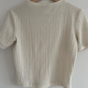 Stickad topp, Zara, stl M, vit - En fin stickad topp från Zara i stl M. Har använts ett fåtal gånger och är i väldigt bra skick!