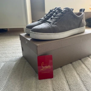 Gråa sneakers från Christian Louboutin - Tjenare säljer mina  Christian Louboutin eftersom jag inte använder dem längre. Skorna är i mycket bra skick mockan är 10 av 10 och sulan 9 av 10. Storlek 42 sitter mer som 43. Priset är inte hugget i stenen. Har du några frågor så är det bara att fråga.