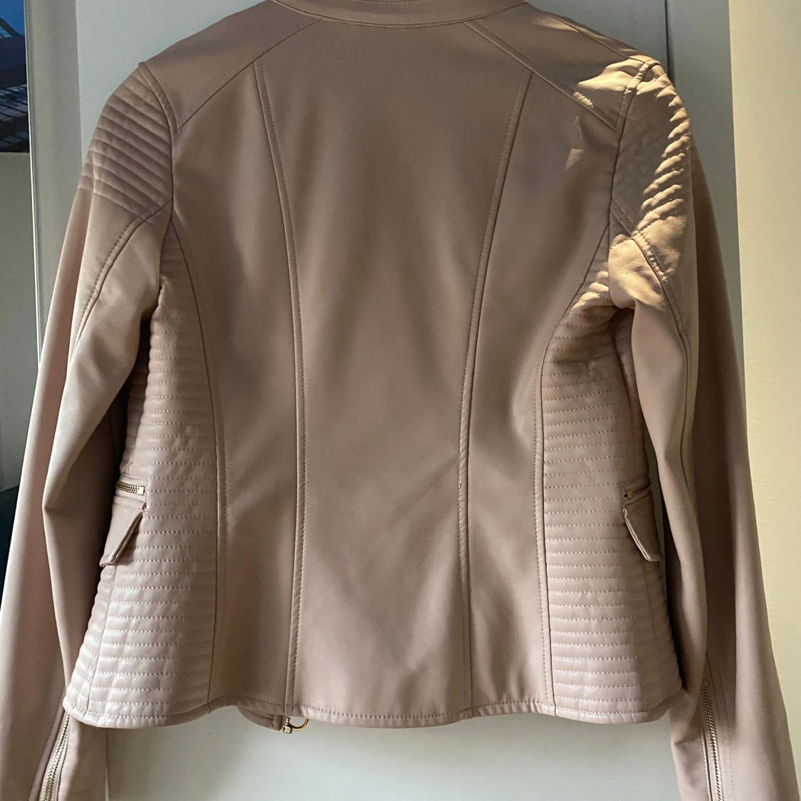 Babyrosa läderjacka GUESS - 3