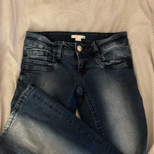 Mörkblå bootcut jeans  - Snygga mörkblå bootcut jeans med ljusa slitningar från Gina Tricot 14+. Dom har fina detaljer på fickorna både fram och baktill. Slutsålda, lite för korta för mig som är runt 170❣️har pälsdjur hemma, kontakta mig vid intresse!