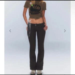 Weekday bootcut low-waist jeans - Storlek 29-34. Dom har fått lite noppror inne i jeansen vid insida lår men inget som syns eller känns