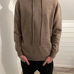 Beige 100% merinoull hoodie - Säljer denna helt nya merinoull hoodie från mitt eget klädmärke Zantiore. Size S, modellen är  ungefär 180cm lång. Skriv vid frågor eller funderingar!