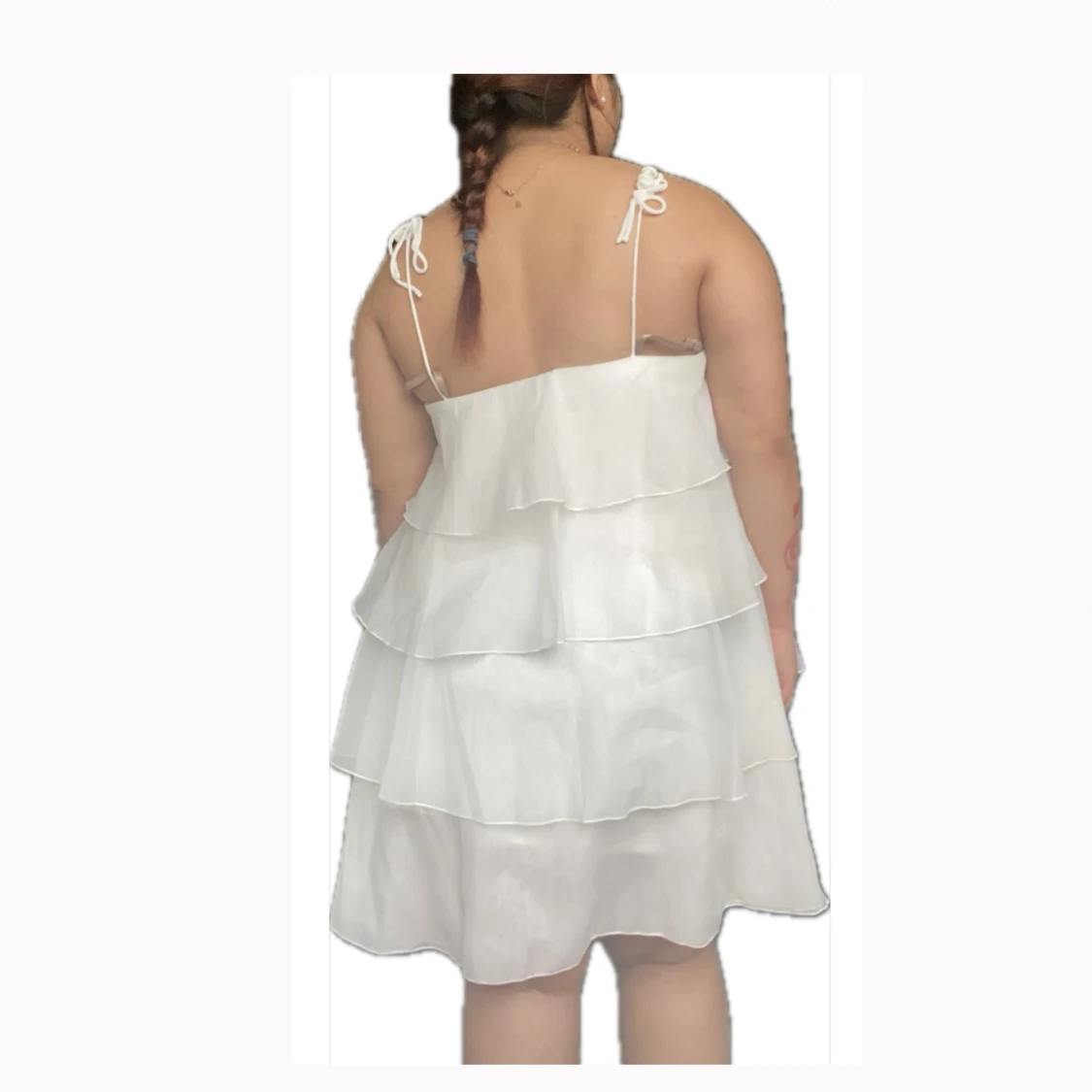 Vit volangklänning med tunna axelband - 1