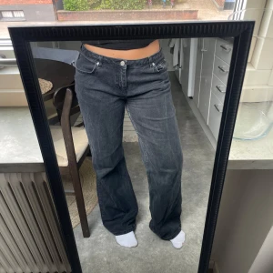 Lågmidjade jeans - Svarta supersnygga lågmidjade jeans, kommer tyvärr ej till användning längre🩷