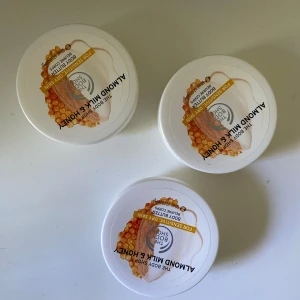 The body shop - Tre Stycken almond milk and honey body butters. Helt oanvända såklart! Skicka prisförslag