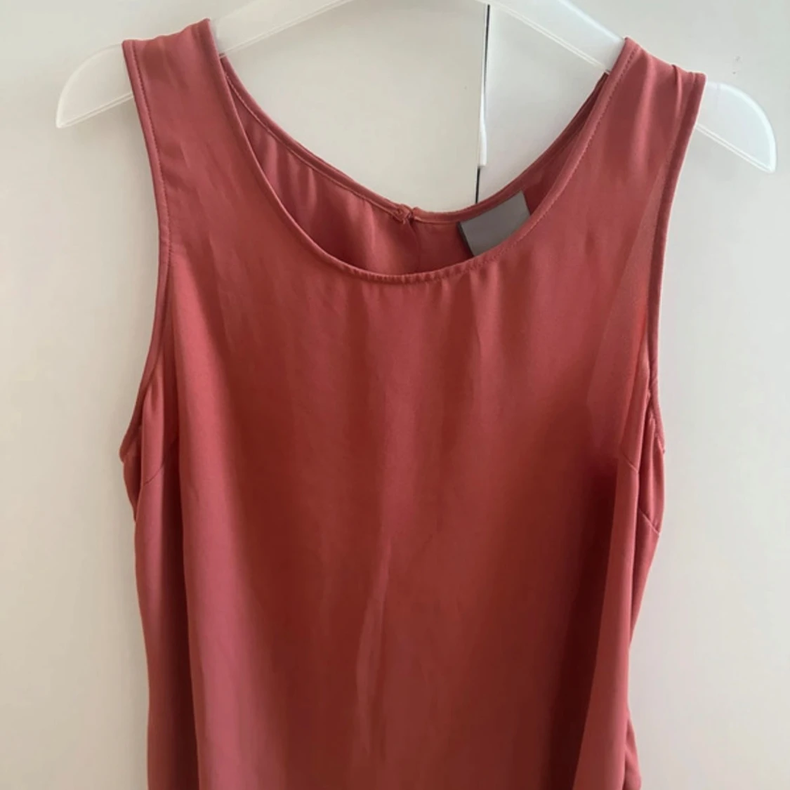 Rostbrun ärmlös linnetopp med vågig rygg