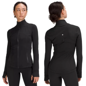 Lululemon define jacka strl 4 - Svart Lululemon jacka i lång variant strl 4, jackan har använts en del men fortfarande bra skick ! ❤️OBS kan byta mot en likadan i storlek två eller annan färg i storlek 2‼️ Hör av dig för mer info !