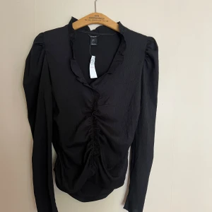Svart blus - Helt oanvänd med prislapp kvar. Ordinarie pris: 299 kr
