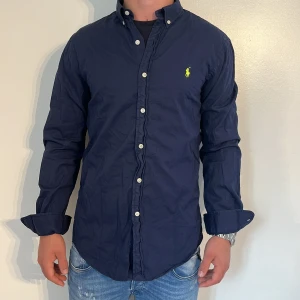 Ralph Lauren skjorta slim fit  - Ralph Lauen | Mycket bra skick | Size - M | Nypris 1600 mitt pris 599 | Hör av dig vid minsta fråga eller fundering📩