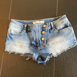 Vintage lågmidjade 🔥🔥🔥 - Snygga blå jeansshorts från MYV Jeans med låg midja. Köpt sacond hand men passar ej. Supersnygga pch vintage❤️