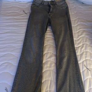 Grå jeans från H&M Divided, straight fit - Säljer ett par grå jeans från H&M Divided i rak modell. Jeansen har klassisk femficksdesign, normalhög midja och är tillverkade i mjukt bomullsmaterial med lite stretch. Perfekta till sneakers eller boots för en chill vardagslook.