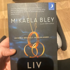 Liv - En spännande deckare i Ellen Tamm-serien! När Ellen återvänder till sin hemby i Sörmland dras hon in i ett brutalt mordfall och tvingas konfrontera mörka minnen. Perfekt för dig som gillar nervkittlande mysterier och starka huvudkaraktärer.