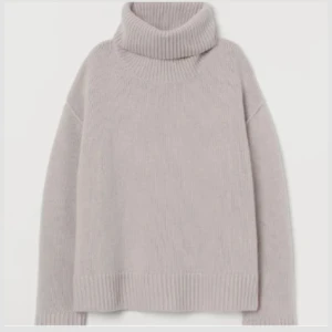 Stickad polotröja  - Så snygg polotröja!! Köpt på plick men säljer för att den inte används 💗