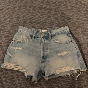 Ljusa jeansshorts med slitningar från ZARA - Zara jeansshorts