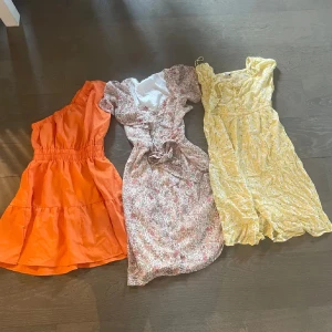 Färgglada och blommiga klänningar, 12 st - Säljer 12 olika klänningar i härliga färger och mönster! Här finns allt från orange one-shoulder, blommiga och prickiga mönster, till långklänningar och korta sommarklänningar i rosa, grönt, svart och gult. Perfekta för dig som vill ha variation och älskar färg och blommor. 150-300 kr st❤️ Tryck ej köp nu