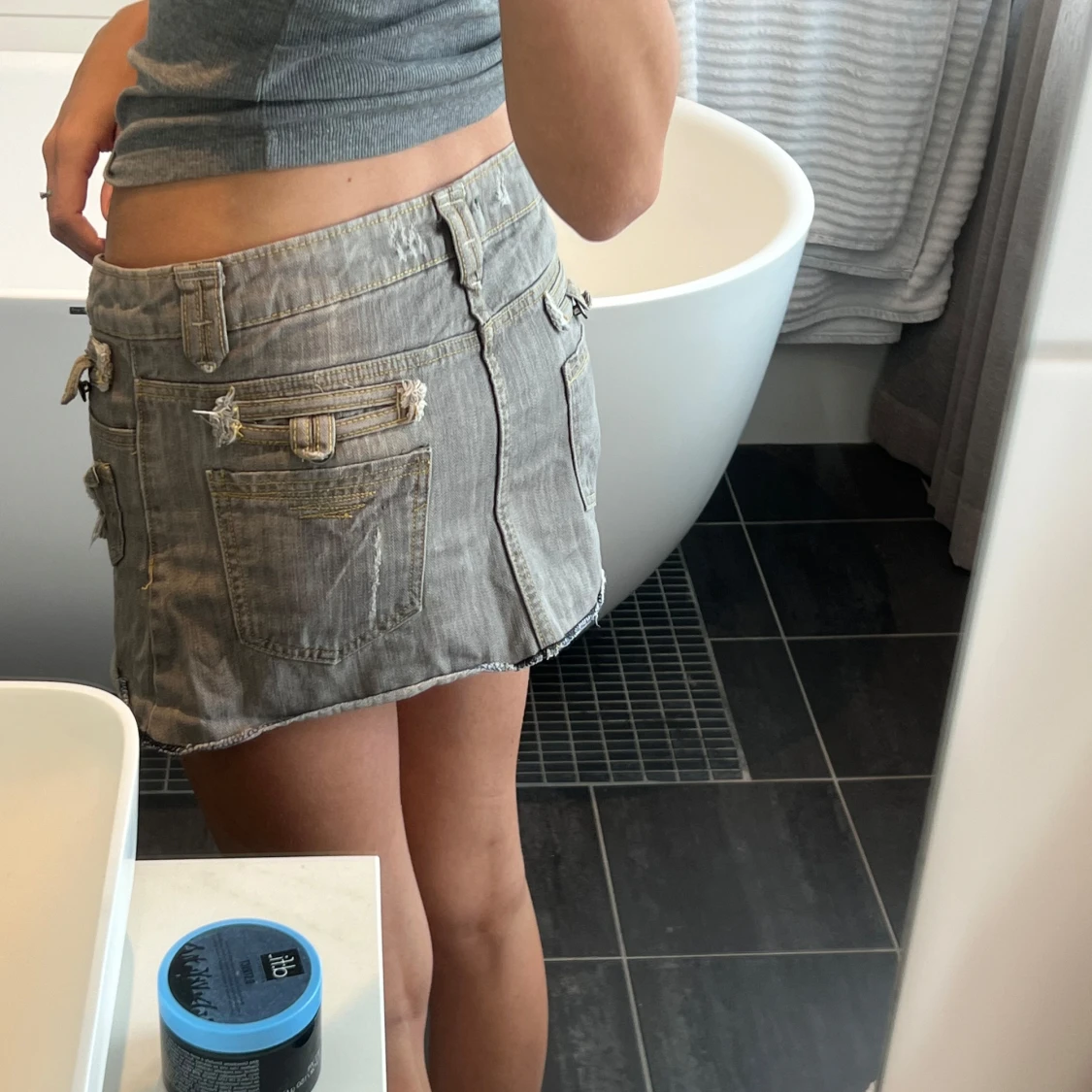 Grå jeanskjol med slitna detaljer - 2