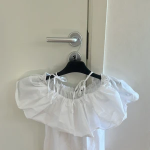 Vit offshoulder topp Pull&Bear - Säljer denna vita topp i storlek S mycket bra skick💕
