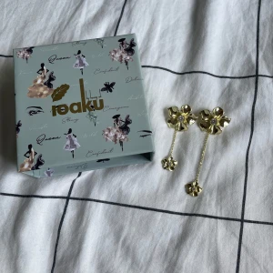 Ioaku örhängen 🌸  - Super söta och somriga guldiga örhängen från Ioaku! Aldrig använda med ett nypris på 599kr🥹💕Hör av dig om du har frågor (låda ingår)