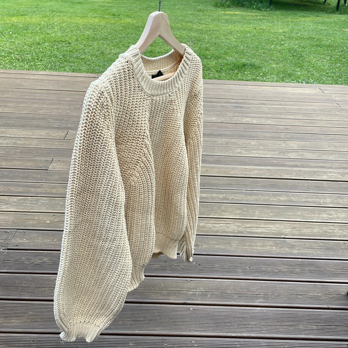 Beige stickad tröja med grov struktur - 1