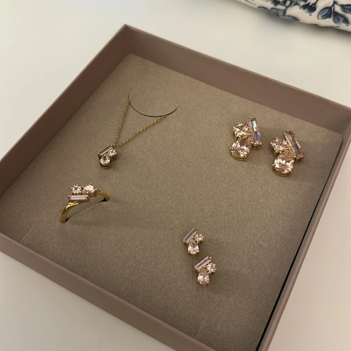 Edblad smyckeset med rosa stenar - 1