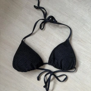 Bikinitopp - Säljer min fantastiska bikinitopp som jag hade förra sommaren, finns inte kvar på hemsidan! Så fin men tyvärr för liten för mig. Storlek M men skulle säga att den sitter mer som S, alla band är dock justerbara. Några pärlor från banden har lossnat men inget som märks tycker jag. Använd en del men inte heller det något som märks 🫶😸😸 Köpt på Zalando för 239 kr och märket är Pepe Jeans 