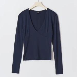 Gina Tricot Soft touch  - V ringad tröja från Gina tricot kollektionen soft touch, använd två gånger men skit söt med en bralette under! Säljer den i Röd och Vit, om du köper alla får du de för 375💕