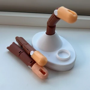 Övningsfingrar & form för nagelträning - En plasthand med tre utbytbara fingrar i beige och brunt, perfekt för att öva nageldesign eller applicering av lösnaglar. Basen är vit och stabil, och fingrarna är ledade för enkel hantering.säljer pågrund av att jag inte gör naglar längre🫶🏼 