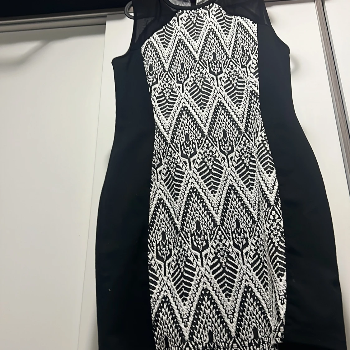Svartvit mönstrad kort klänning Divided