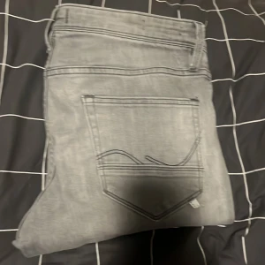Jack&Jones jeans - Tja! säljer nu dessa tvärfeta Jack&Jones jeansen i modellen slim glenn skicket är 9/10
