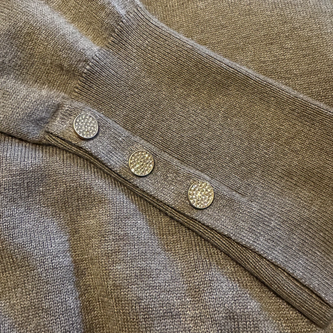 Beige stickad tröja med glittriga knappar - 2