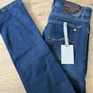 Jacob cohens  - Säljer ett par riktigt snygga sprillans nya cohens med tags! Storleken är 34 i cohens alltså sitter det lite mindre en vanliga 34or. Riktigt snygg färg och det är en sällsyn limeted edition modell. Passformen är slim fit. Nypris 5500kr mitt pris 1850. Pris inte huggit i sten. 