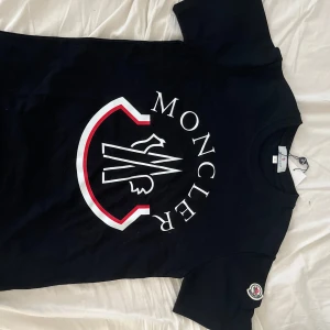 Svart Moncler t-shirt med stor logga - Hör av er.