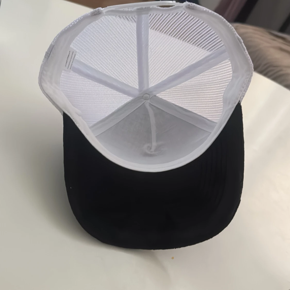 Svartvit keps med Lamine Yamal-tryck - 2