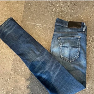 Tiger of sweden jeans  - Tja säljer nu dessa feta marinblåa jeansen ifrån tiger of sweden i storlek 32/32 för endast 399kr! Fint skick och otroligt fet färg. Priset är ej hugget i sten! Skriv i dm vid funderingar🙌
