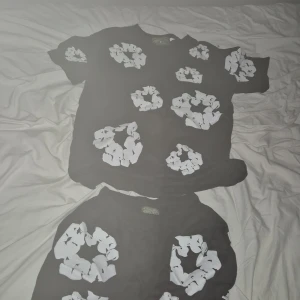 Denim tears set - Säljer denim tears set svart svart tshirt o shorts båda storlek m men shortsen sitter lite som s