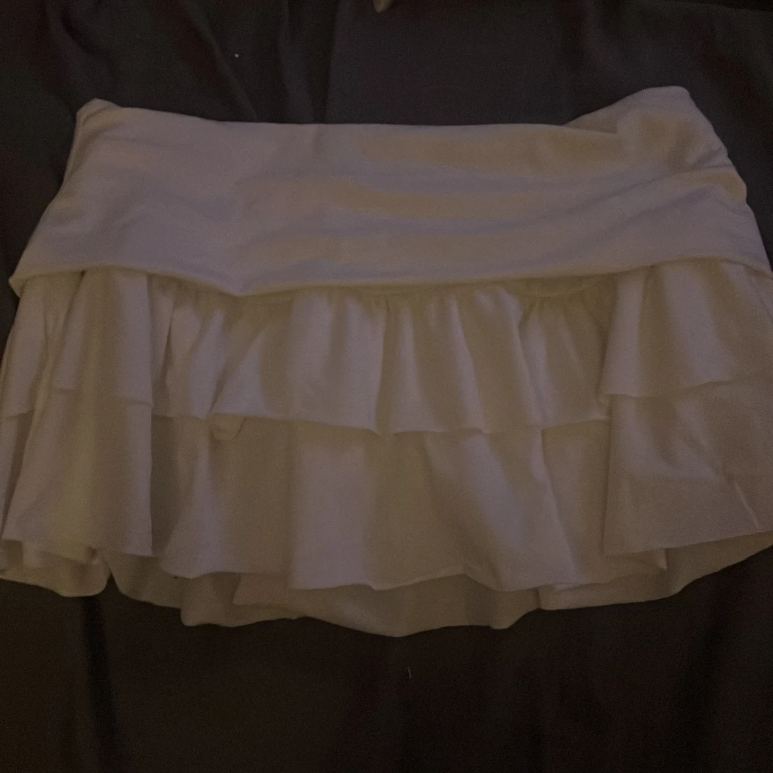 Vit volangkjol med lager på lager