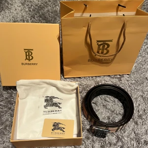 Burberry bälte - 1•1, den är helt ny och oanvänd med box och allt annat som finns i bilden. Den är 110cm men har även en grej som gör så att man kan göra mer hål. Den är 2 sidig vilket betyder att man kan ändra håll på de stora B:et. Fråga ifall fundering