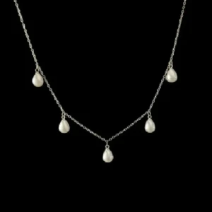 Silverhalsband med pärldroppar - Stilrent halsband i silverfärg med fem hängande droppformade pärlor. Kedjan är tunn och elegant, perfekt för att ge en extra touch till din outfit. Pärlorna har en klassisk vit nyans och ger ett lyxigt intryck.