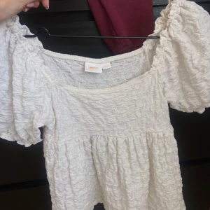 Vit topp - Supersöt topp som passar xs